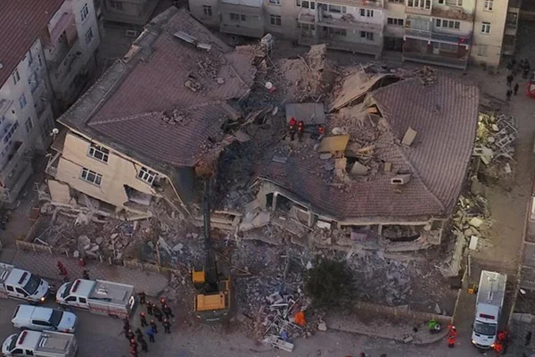 Türkiye depremle sarsıldı: 'Kuzey Anadolu fayı İstanbul kapılarında'