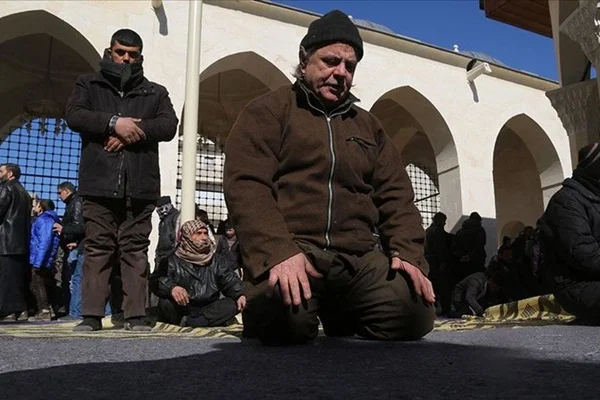 Türkiye'nin restore ettiği Bab Ulu Camisi'nde ilk cuma namazı kılındı
