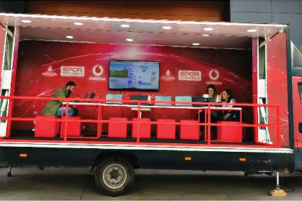 Vodafone Kodlama Minibüsü İstanbul turunda