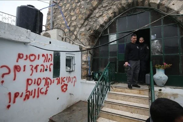 Yahudi yerleşimciler Kudüs'te bir camiyi ateşe verdi