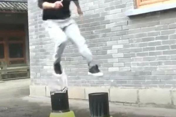 Yer çekimine meydan okuyan Kung Fu ustası