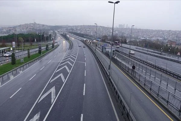 Yılın ilk günü İstanbul'da yollar boş kaldı