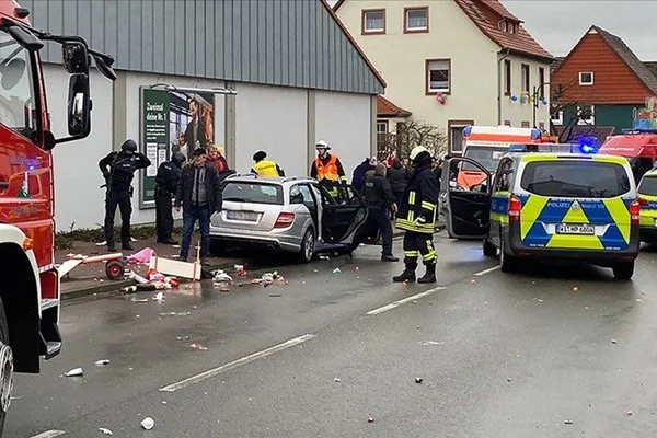 Almanya'da bir araç kalabalığın arasına daldı