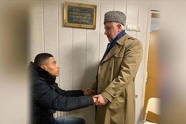 Almanya'da ırkçı terör saldırısından kurtulan Kamerunlu Müslüman oldu