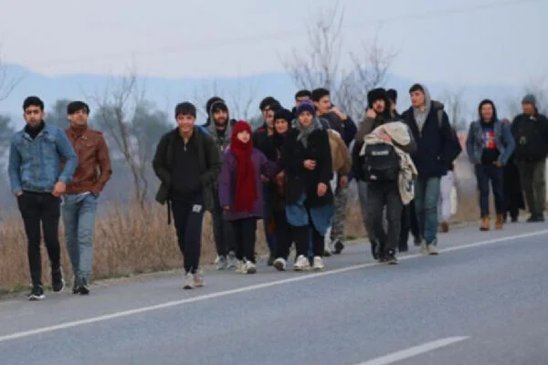 Avrupa'ya geçmek isteyen göçmenler sınıra yürüyor