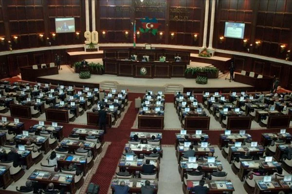 Azerbaycan'da yeni parlamento şekillendi