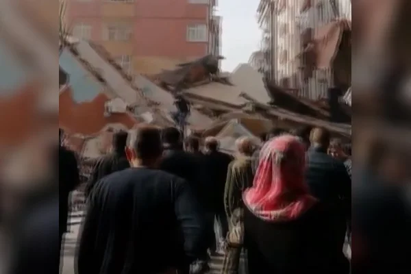 Bahçelievler'de bina yıkıldı