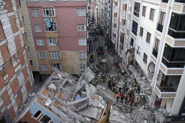 Bahçelievler'de çöken binanın çevresindeki tahliye edilen apartmanlar incelendi
