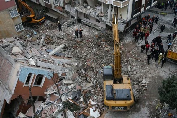Bahçelievler'de çöken binanın enkazı kaldırıldı