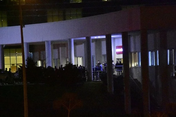 Bakan Akar yaralı askerleri ziyaret etti