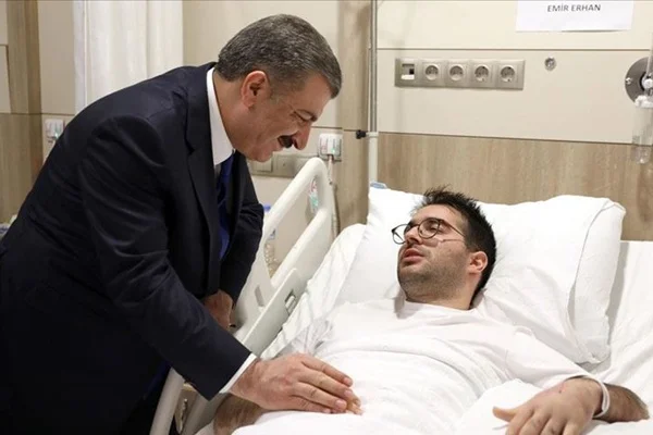Bakan Koca uçak kazasında yaralananları ziyaret etti