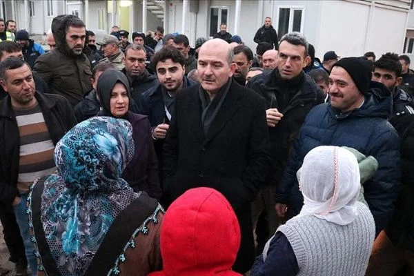 Bakan Soylu konteyner kentteki depremzedeleri ziyaret etti