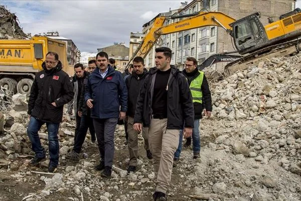 Çevre ve Şehircilik Bakanı Kurum deprem bölgesinde inceleme yaptı