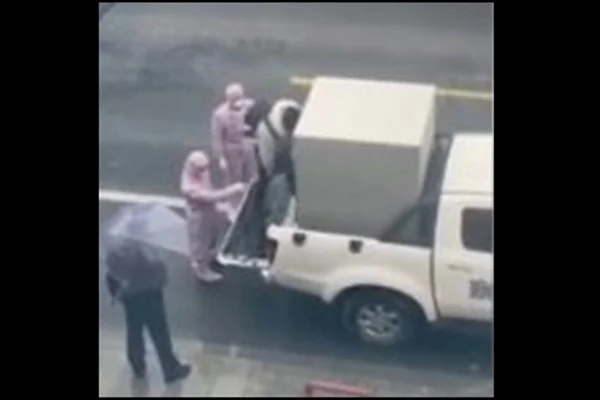 Çin'de koronovirüs şüphelisini kafesle taşıdılar
