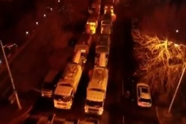 Çin'de yüzlerce kamyon sokaklara çıktı