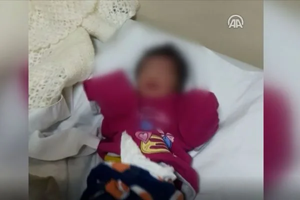 Çöp aracından gelen sesi fark eden temizlik işçileri yeni doğmuş bebek buldu