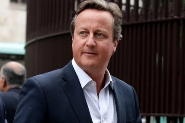 David Cameron'ın koruması silahını uçak tuvaletinde unuttu