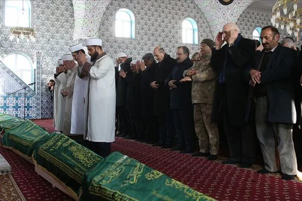 Depremde hayatını kaybedenler için cenaze töreni düzenlendi