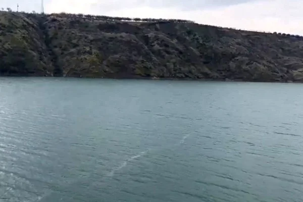 Depremin yüzey kırığının izi gölde görüldü