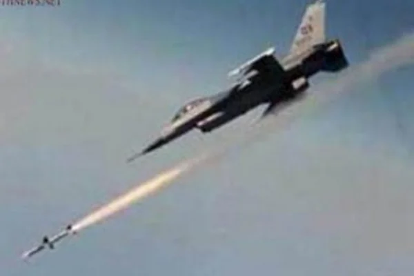 Düşürülen uçağın enkazı başında toplanan halkın üzerine bomba yağdırıldı: 30 ölü