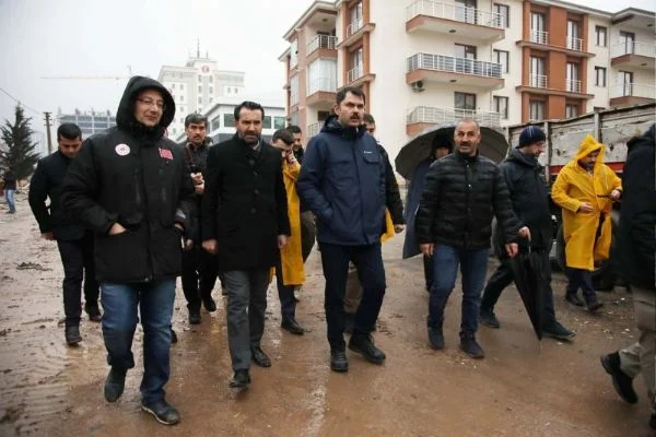 Elazığ Belediye Başkanı Şerifoğulları depremzedelere ziyaretlerini sürdürüyor