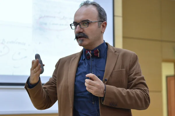 Emrah Safa Gürkan: Dönem değiştikçe kitapla ilişki de değişiyor