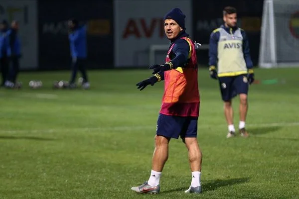 Emre Belözoğlu'nın sol bacağında yırtık tespit edildi
