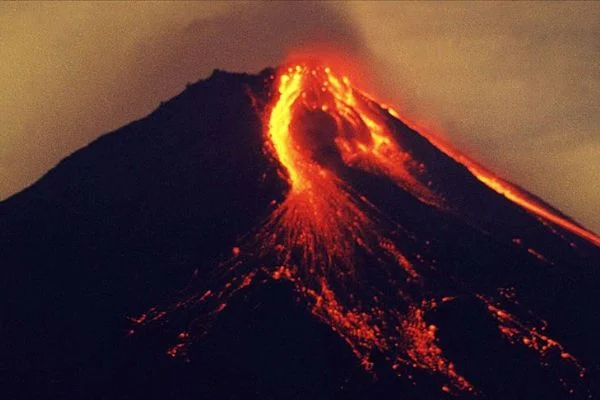 Endonezya'da Merapi Yanardağı'ndan patlama