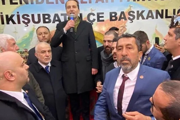 Fatih Erbakan plastik sandalyeye çıkarak vatandaşlara hitap etti
