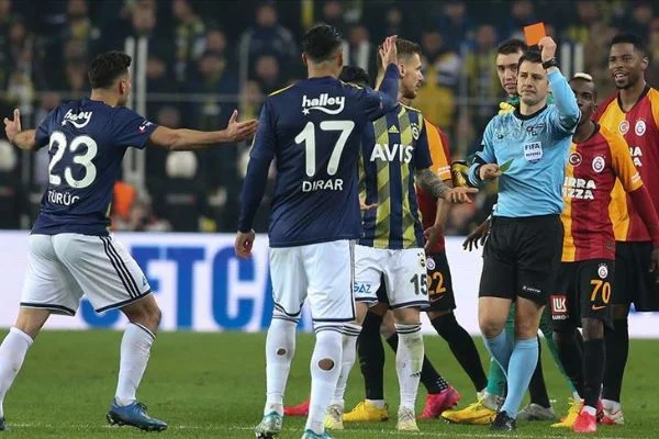 Fenerbahçe-Galatasaray derbilerine kartlar damga vuruyor