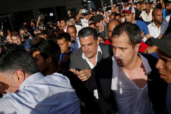 Guaido, Venezuela'da öfkeyle karşılandı: Üzerine su döküp tartakladılar