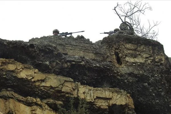 Hakkari'de PKK'lı teröristlere ait silah ve mühimmat ele geçirildi