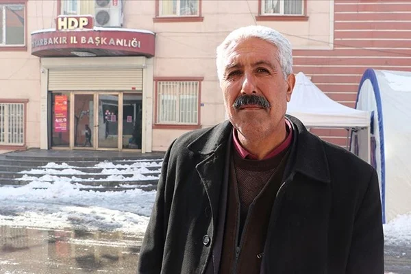 HDP önünde 'evlat nöbeti' tutan baba çocuğuna kavuştu