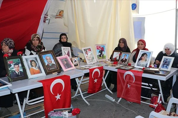 HDP önünde eylem yapan bir aile daha evladına kavuştu