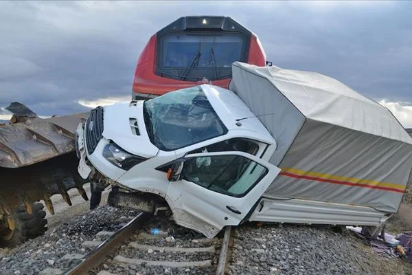 Hemzemin geçitten geçmeye çalışan kamyonete yük treni çarptı: 1 yaralı