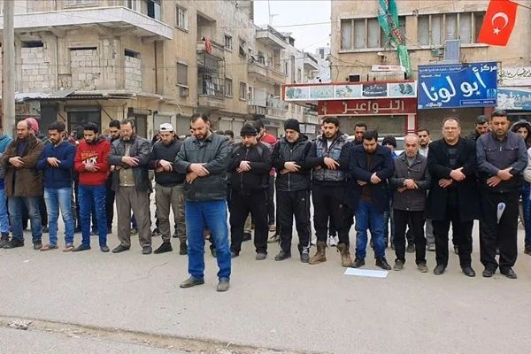 İdlibliler, şehit Türk askerleri için gıyabi cenaze namazı kıldı