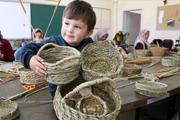 İlmek ilmek ördükleri 'kındıra' ile sepetçiliği yaşatıyorlar