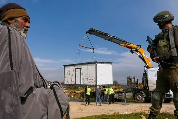 İsrail güçleri, El Halil'de bir okula ait konteyner sınıfa el koydu