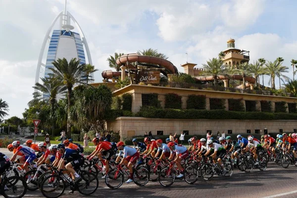 İsrail takımı BAE'de düzenlenen '2020 UAE Tour' bisiklet yarışına katılıyor