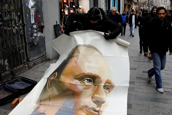 İstanbul'da asılan Putin posterlerine polis müdahalesi