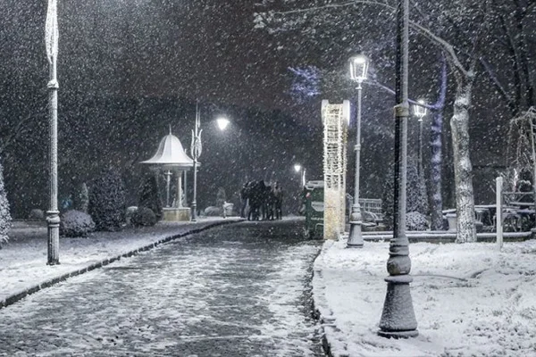 İstanbul'da beklenen kar geldi: Her yer beyaza büründü