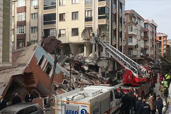 İstanbul'da boş bina çöktü