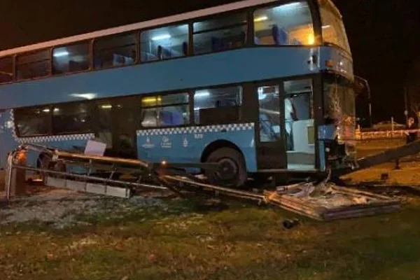 İstanbul'da feci kaza: Halk otobüsü durağa daldı, vatandaşlar ezildi