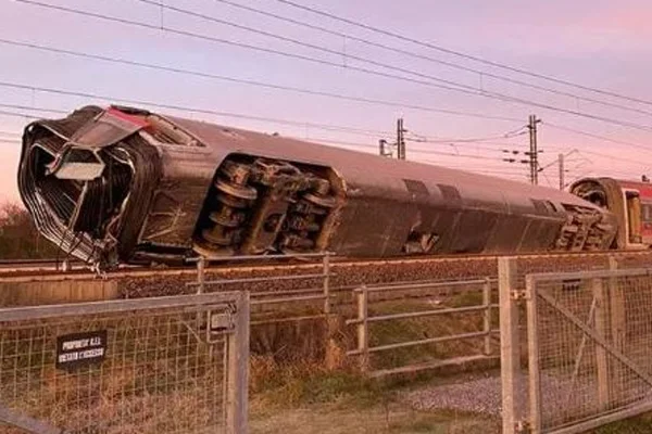 İtalya'da hızlı tren faciası: Çok sayıda ölü ve yaralı var