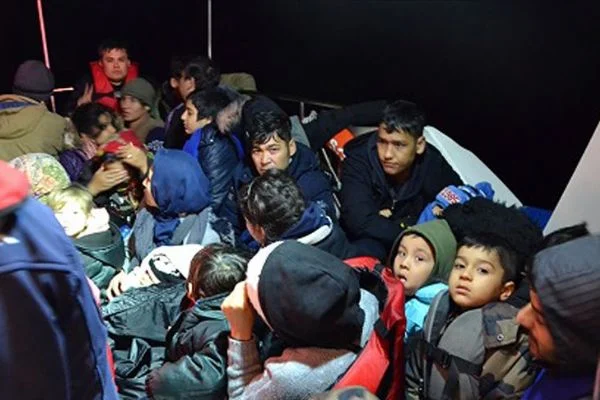 İzmir'de 52 düzensiz göçmen yakalandı