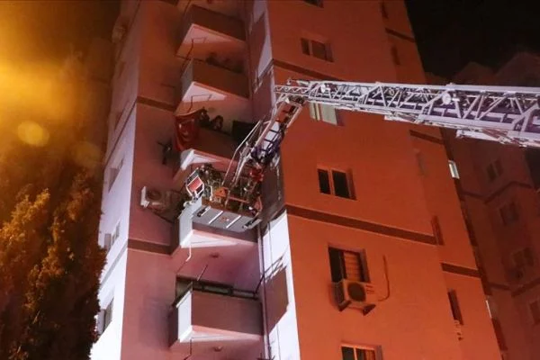 İzmir'de çıkan yangında 11 katlı bina boşaltıldı