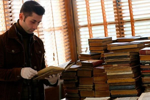 İzmir'de türbe sanılan mekandan asırlık kitaplar çıktı