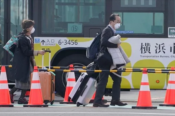 Japonya'da karantina altındaki gemiden tahliyeler başladı