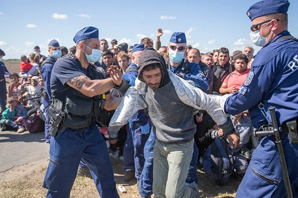 Macaristan, göçmenleri caydırmak için aç bırakıyor