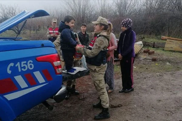 Malatya'da depremden etkilenen çocuklara jandarmadan moral